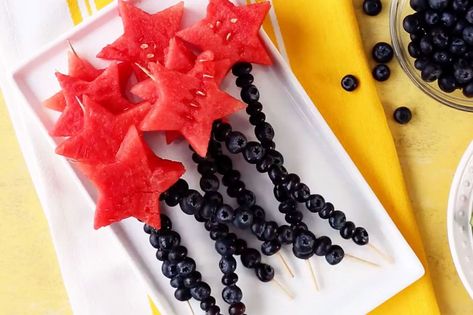 18 Finger Food Recipes for July 4th Fourth Of July Treats, July 4th Recipes, Kabobs Recipes, Patriotic Fruit Pizza, 4th Of July Fruit, Pineapple Upside Down Cupcakes, Berry Parfait, July Desserts, Treats To Make