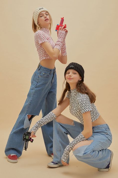 Cute Pose Photoshoot, Casual Dynamic Poses, 2 Person Fashion Poses, Pose Reference Photoshoot, 2 Women Pose, Scenic Poses, Dynamic Poses Duo, Poses With 2 People, Animal Pose Reference