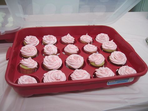 Easy Way to Transport Cupcakes. Transporting Cupcakes Diy, How To Transport Cupcakes, Transporting Cupcakes, Transport Cupcakes, 40 Cupcakes, Bake Cupcakes, Red Tray, Diy Cupcakes, Pink Frosting