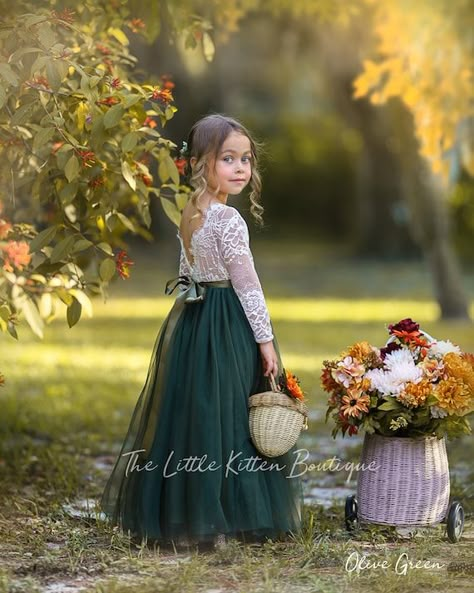 FLOWER GIRL DRESSES Green Dress Party, Shaded Lehenga, Fall Wedding Flower Girl, Mehandi Outfit, Fall Flower Girl Dresses, Fall Flower Girl, Flower Girl Dress Boho, Boho Flower Girl Dress, Green Flower Girl Dresses