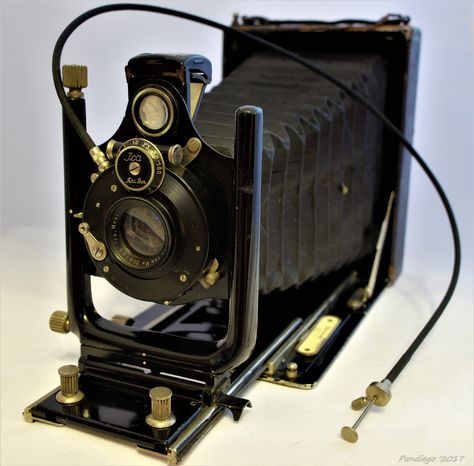 ICA Toska 215 folding camera (9x12cm plates) - c1910-1926. Motor Klasik, Folding Camera, Vintage Film Camera, Antique Cameras, Old Egypt, Old Cameras, Classic Camera, Photo Store, Movie Camera