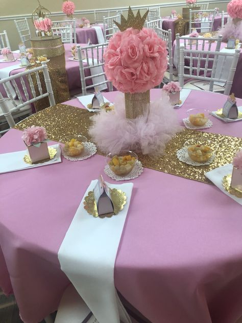 Centerpieces For Princess Party, Princess Cake Table Ideas, Princess Theme Table Decorations, Royal Baby Showers Girl, Little Princess Baby Shower Ideas, Crown Baby Shower Ideas, Princess Themed Baby Shower Ideas, Princess Table Centerpiece, Princess Baby Shower Centerpieces