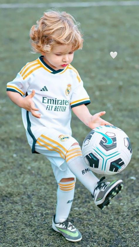 Toddler Boy Fashion Swag, Baby Boy Football, Baby Surf, Soccer Baby, Baby Aunt, Image Couple, Baby Play Activities, Toddler Boy Fashion, Dad Baby