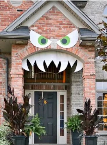 Haunted House Ideas For A Spook-tacular Halloween • FamilyApp Halloween Porch Ideas, Haunted House For Kids, Diy Halloween Porch, Cheap Diy Halloween, Haunted House Ideas, Gag Gift Ideas, Creepy Home Decor, Cheap Halloween Diy, Diy Monsters