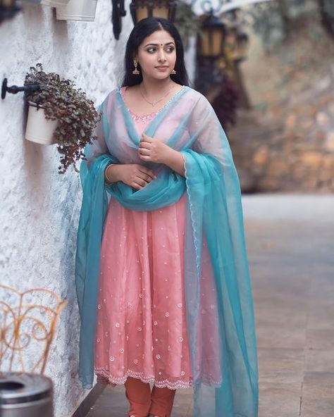 Anu Sithara In Churidar, Pink Churidar, Anu Sithara, Photoshoot Pictures, Blue Dupatta, Indian Natural Beauty, Teen Girl Dresses, Malayalam Actress, Movie Stills