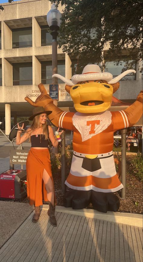 Ut Austin Football Game Outfit, Texas Longhorn Game Day Outfit, Longhorn Gameday Outfit, Ut Austin Game Day Outfit, Ut Game Day Outfit Longhorns, Auburn University Game Day Outfits, Ut Austin Aesthetic, Texas University, Ut Austin Sweatshirt