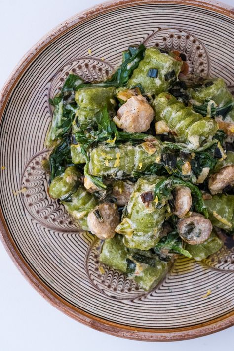 Green Gnocchi with Sausage and Arugula, one of my favorite quick ways to use my homemade gluten-free and lectin-free green gnocchi with arugula. Green Gnocchi, Gnocchi With Sausage, Spring Garlic, Low Histamine Diet, Lectin Free, Plant Paradox, Homemade Gluten Free, Gf Recipes, Chicken Sausage