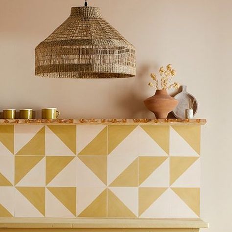 Yellow Kitchen Splashback, Yellow And Beige Kitchen, Kitchen Tiles Backsplash Pattern, Yellow Tiles Kitchen, Kitchen Yellow Tiles, Yellow Tile Kitchen, Portugal Kitchen, Yellow Kitchen Tiles, Yellow Wall Tiles