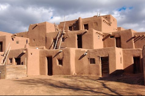 Pueblo Indians - ThingLink Mexico Houses, Pueblo House, New Mexico Flag, Pueblo Indians, African Architecture, Adobe Home, Taos Pueblo, Watercolor House Painting, Taos New Mexico