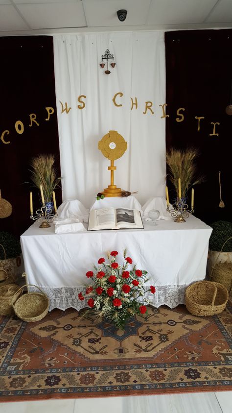 Eucharistic Procession, Feast Of Corpus Christi, Corpus Cristi, Assumption Of Mary, Church Altar Decorations, Maundy Thursday, Eucharist, Altar Decorations, Church Decor