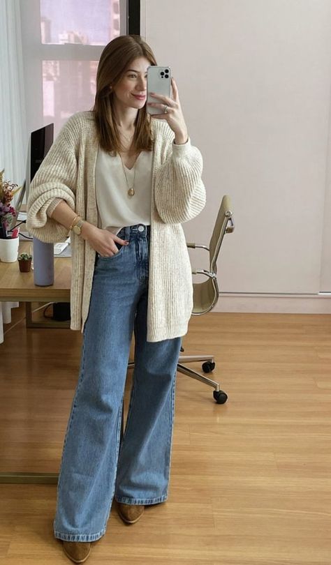 40 Years Old Women Outfits, Chic Business Casual Outfits For Women, Jeans Semi Formal Outfits, Outfits To Run Errands In, Office Outfits Jeans, Work Aesthetic Outfit, September Outfit Ideas, Work Outfits Women Mid Size, Mid Twenties Outfits Women