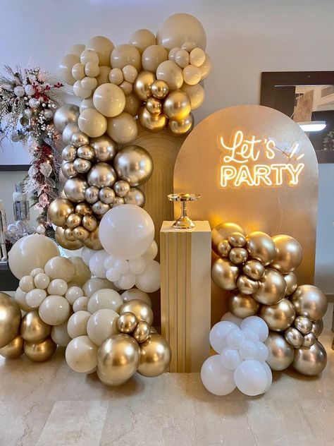 Sweet 16 Party Ideas Neutral Colors, Woman Birthday Decorations, Champagne Gold Balloons, Champagne Gold Decorations, Bd Decoration Ideas, 60th Birthday Balloon Garland, Champagne Birthday Decorations, Champagne Color Birthday Ideas, 60 Birthday Party Decoration For Women