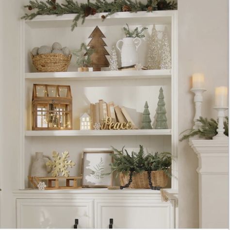 Decorating Bookshelves For Christmas, Christmas Bookshelf, Bookshelves Decor, Shelf Decor Living Room, Decorating Bookshelves, Cozy Christmas Decor, Christmas Tree Decorations Diy, Christmas Decor Inspiration, Christmas Themes Decorations