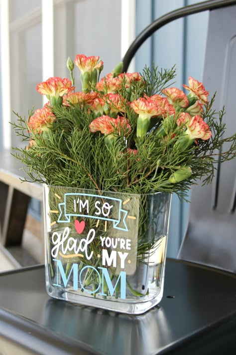 Ginger Snap Crafts: Personalized Vase with Cricut {tutorial} + a Huge Cricut Mother’s Day Giveaway Mothers Day Gifts Made With Cricut, Cricut Projects For Mom Gift Ideas, Mother’s Day Diy Gifts To Sell, Mother Day Cricut Ideas, Cricut Mothers Day Projects, Mother’s Day Gifts Cricut, Mothers Day Personalized Gifts, Mothers Day Cricut Projects To Sell, Mother’s Day Crafts To Sell