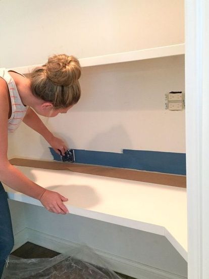 What better way to hide your work mess after a long day? Cloffice Ideas, Bifold Doors Makeover, Cheap Closet, Closet Desk, Home Office Closet, Closet Door Makeover, Bifold Barn Doors, Diy Sliding Barn Door, Closet Office