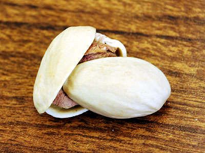 Open pistachios with another pistachio shell. Did this the other day and it actually worked. I thought NOTHING was going to open that shell too. haha. Pistachio Nut, Pistachio Shell, Broken Teeth, Pistachio Shells, Pistachios Nuts, Nut Recipes, Handy Dandy, Stuffed Shells, Kitchen Hacks