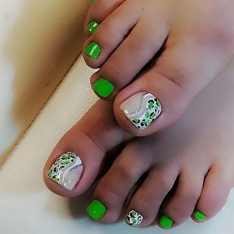 Green Toe Nail Designs, Green Toe Nails, Purple And Pink Nails, Simple Toe Nails, Toenail Art, Toes Nails, Feet Nail Design, Pedicure Designs Toenails, Pedicure Nail Designs