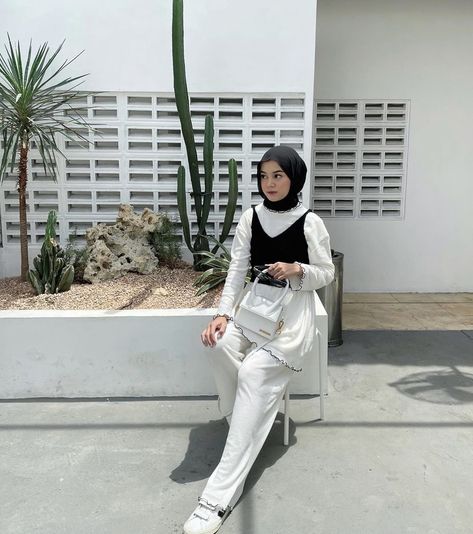 Tank Top Outfits Korean, Ootd Tank Top, Tank Top Hijab, Summer Hijabi, Aesthetic Hijabi, Muslim Girl Outfits, Outfits Hijab, Electron Microscope, Hijab Style Casual