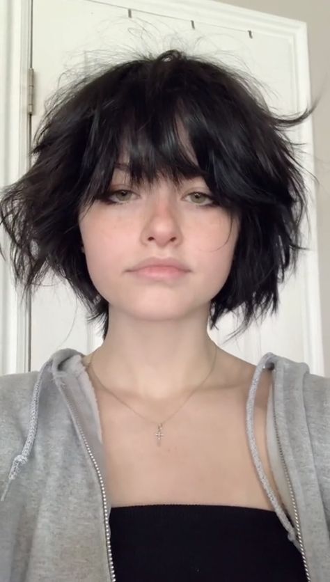 Sharp Bob With Bangs, Short Alternative Haircuts With Bangs, Tomboy Haircut Girl, Aesthetic Haircuts Short, Short Girl Haircut, Anime Bangs Haircuts, Grunge Haircuts Short, Short Grunge Hair With Bangs, Alternative Short Hair