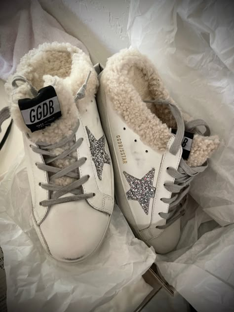 Golden Goose Sabot! Goose Costume, Golden Goose Outfit, Soft Girl Style, Simple Work Outfits, Drunk Elephant Skincare, Shoe Wishlist, Sparkly Things, Golden Goose Sneakers, Shoe Inspo