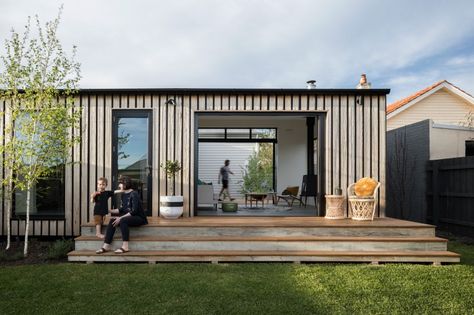 Set well away from the original house, this new addition creates a central courtyard which all living areas wrap around. Whimsigothic Home, Container Home Designs, Brunswick House, Modular Home Designs, Central Courtyard, Casa Container, Prefabricated Houses, Shed Homes, Granny Flat