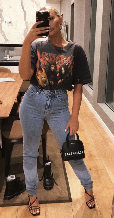 Sarah Ashcroft Outfits, Jeans Casual Outfit, Sarah Ashcroft, Jeans And T Shirt Outfit, Jeans Tshirt, Outing Outfit, Casual Outfit Ideas, Mom Jeans Outfit, Jeans Outfit Casual