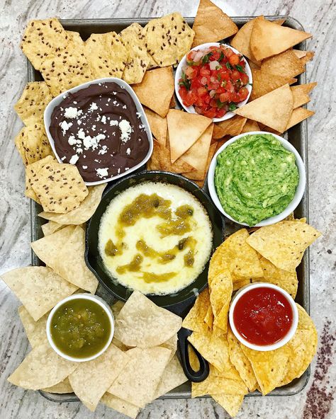 Chips and Dips Tray by The BakerMama Dips Board Ideas, Dips Board, Cinnamon Swirl Banana Bread, Mexican Food Recipes Appetizers, Dip Ideas, Dessert Taco, Easy Homemade Salsa, American Dinner, Fried Broccoli