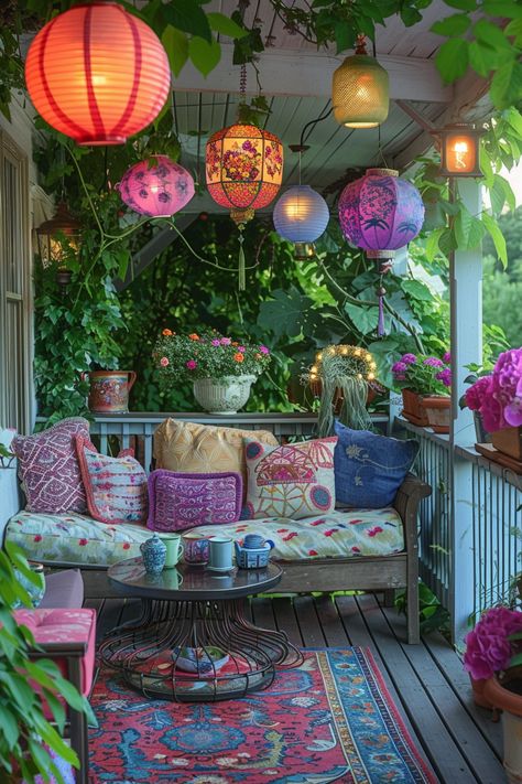 Boho-Chic Balcony Bliss: Discover Colorful Lanterns & Cozy Cushions! Cozy Outside Space, Eclectic Outdoor Patio, Balcony Decor Diy, Eclectic Porch, Colourful Gardens, Bohemian Balcony, Balcony Vibes, Balcony Oasis, Bohemian Porch