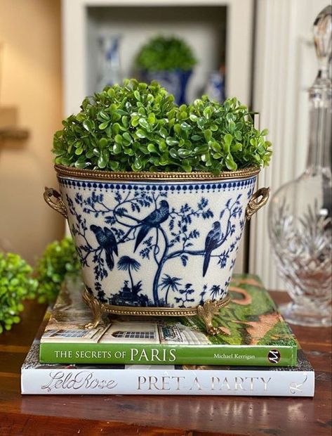 Blue Willow Decor, Blue And Green Living Room, Home Backyard, Blue White Decor, Decor Flowers, Chinoiserie Chic, Blue Home Decor, Blue And White China, Living Room Green