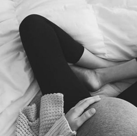 Ideas On How To Create Stunning Maternity Photos - Tulamama Ramones Outfit, Friendship Prayer, Addias Outfits, Diy Maternity Photos, Remodeling House, Rooms Apartment, Fam Goals, Bsf Goals, Unique Rooms