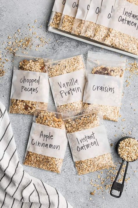 Packets of homemade instant oatmeal - an easy breakfast idea the whole family will love. Homemade Instant Oatmeal, Instant Oatmeal Packets, Dehydrated Strawberries, Oatmeal Flavors, Diy Oatmeal, Dehydrated Apples, Instant Pot Yogurt, Caramelised Onion, Making Breakfast