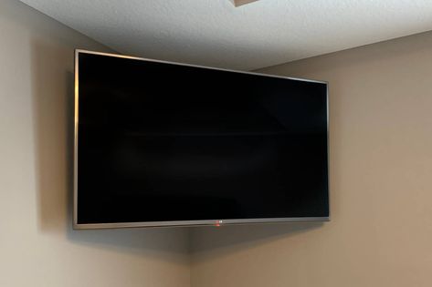 Corner Mounted Tv Ideas, Mounted Tv Decor Bedroom, Tv Corner Mount, Tv Corner Ideas, Corner Mounted Tv, Mounted Tv Decor, Corner Tv Mount, Groom Room, Tv Mounted