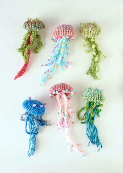 Knitted jelly fish. Jellyfish Knitting Pattern, Crocheted Jellyfish, Crochet Fish, Micro Macramé, Crafts With Pictures, 자수 디자인, Horn, Diy Crochet Projects, Crochet Gifts