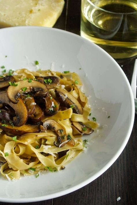 Tagliatelle with mushrooms (Tagliatelle ai funghi) is a simple and delicious pasta meal. Meaty mushrooms are sautéed with shallots, wine and parsley and served with homemade tagliatelle pasta. Tagliatelle Recipe, Pasta With Mushrooms, Tagliatelle Pasta, Pasta Party, Garlic Pasta, Vegetarian Pasta, Italian Pasta, Homemade Pasta, Easy Weeknight Dinners