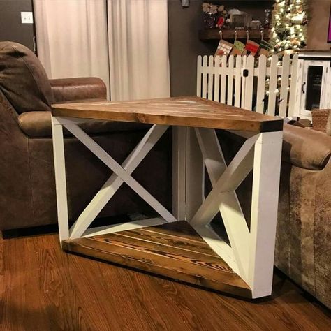 Great idea for a corner stand. Farmhouse Corner Table, Corner Farmhouse Table, Useful Diy Projects For Adults, Recliner Table Ideas, Triangle Side Table Diy, Living Room Corner Table Ideas, Cheap Rustic Home Decor, Triangle Table Corner, Diy Small Wood Projects For Beginners