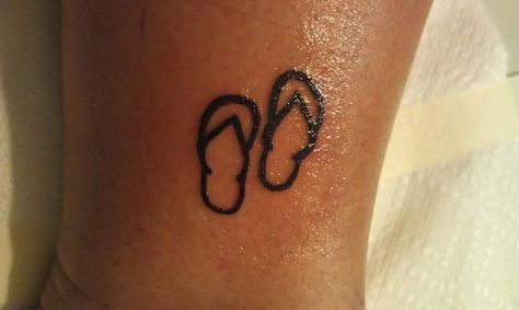 Flip flops Tattoo Flip Flop Tattoo, Small Tats, Tattoo Now, Modern Tattoos, Tattoos For Daughters, Foot Tattoo, Friend Tattoos, Small Tattoo, Tattoos For Women Small