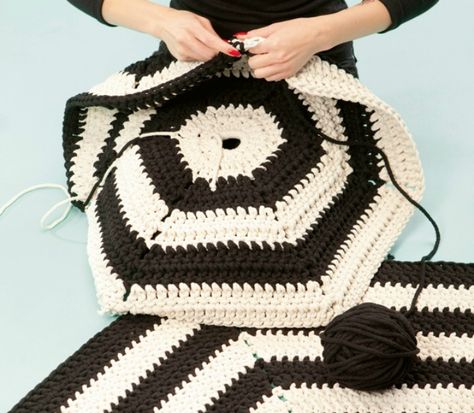 DIY crochet pattern rug Molla Mills, Diy Tricot, Mollie Makes, Confection Au Crochet, Crochet Home Decor, Crochet Diy, Diy Rug, Crochet Rug, Crochet Home