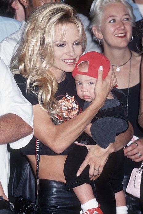 Pamela Anderson with her oldest son Brandon Lee, 1997 Pamela Anderson Magazine Cover, Pamela Anderson Outfits 90s, Pamela Anderson Haircut 90s, Pam Anderson Hair 90s, Pamela Anderson 90s Style, Pam Anderson Makeup, Pam Anderson Hair, Pamela Anderson Outfits, Pamela Anderson Makeup