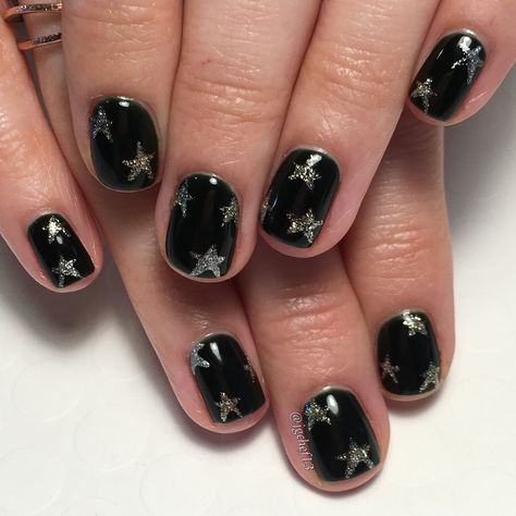 Dark green with handpainted gold, silver & champagne glitter stars. See more of my designs on my nail board @jgchef13 or my IG account @jgchef13. Shiny Star Nails, Prom Nails Stars, Gel Manicures, Dark Green Nails, Polish Manicure, Hello Nails, Gothic Nails, Gel Mani, Gelish Nails