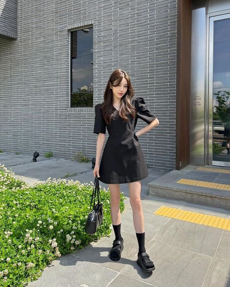 Korean Sandals Outfit, Korean Black Outfit, Outfit Ideas Korean, Short Semi Formal Dresses, Korean Summer Outfits, Clueless Outfits, Sandals Outfit, Chunky Sandals, 가을 패션