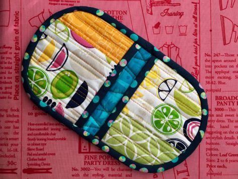 Sew Mama Sew, Quilted Potholders, Sewing 101, Small Sewing Projects, Kitchen Crafts, Oven Mitt, Easy Sewing Projects, Sewing Gifts, Hot Pads