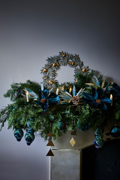 Dark Moody Christmas, Navy And Forest Green, Gothic Xmas, Home Decor Colour, Moody Christmas, Whiskey Room, Navy And Copper, Foliage Wreath, Led Christmas Tree