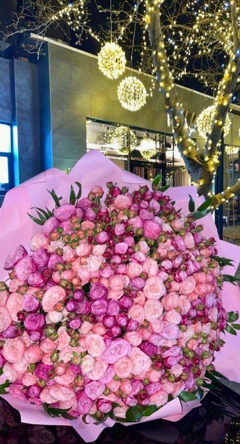 Big Bouquet, Fashion Outfits Dresses, Luxury Flower Bouquets, Boquette Flowers, Outfits Dresses, Flowers Bouquet Gift, Nothing But Flowers, Flower Therapy, Beautiful Bouquet Of Flowers