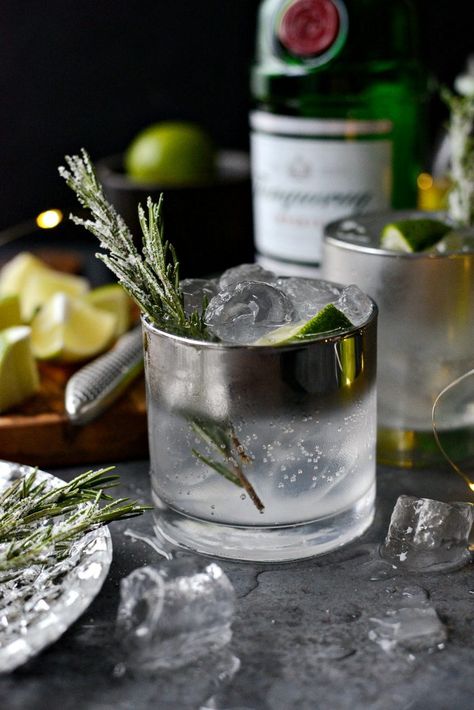 Gin Aesthetic, Sugared Rosemary, Gin Brands, Tonic Recipe, Gin Recipes, Best Gin, Gin Drinks, Cocktail Photography, Alcoholic Drink