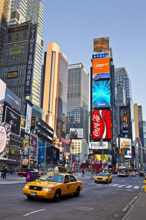 Street In New York, New York Famous Places, Town Square New York, Timesquare New York City, Nyc Square, Times Square Wallpaper, Times Square Aesthetic, Ny Times Square, New York Images