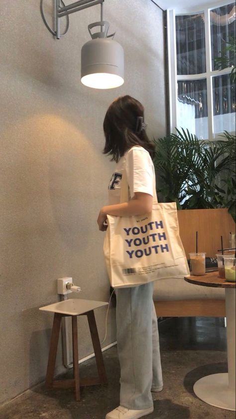 Ootd With Tote Bag, Canvas Bag Outfit, Tote Bag Outfit Ideas, Tote Bag Photoshoot, Korean Vibe, Tote Bag Outfit, Tote Bag Inspo, Cafe Vibes, Korean Vibes