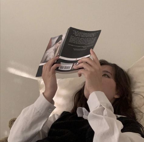 A Book, A Woman, Reading, On Twitter, Bed, Twitter