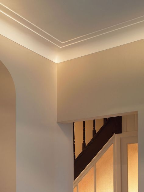 Crown Molding In Modern Home, Trim Molding Ideas Ceilings, Crown Molding Modern Interior Design, Art Deco Molding Interior Design, Simple Modern Crown Molding, Trim On The Ceiling, Contemporary Crown Molding Ideas, Transitional Molding Ideas, French Crown Molding Ceiling Detail