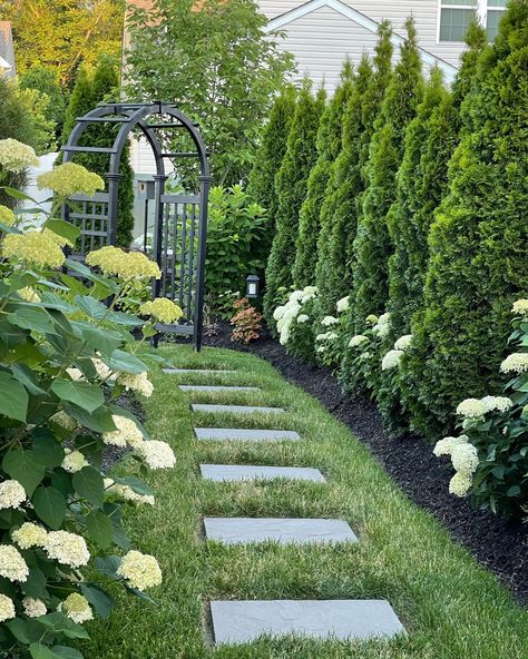 Small Garden Landscape, Side Yard Landscaping, Front Yard Garden Design, Most Beautiful Gardens, Home Landscaping, Outdoor Gardens Design, Garden Edging, Front Yard Garden, Garden Yard Ideas