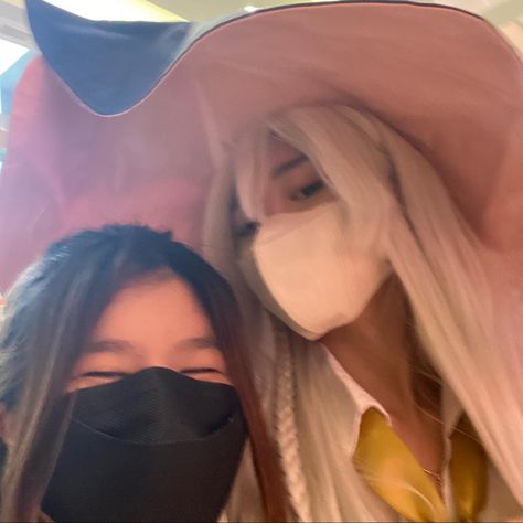 elaina wondering witch takes a selfie with friends cosplaying in a event Cosplay Elaina, Elaina Cosplay, Dark Joke, Dark Jokes, Anime, Quick Saves, Kawaii